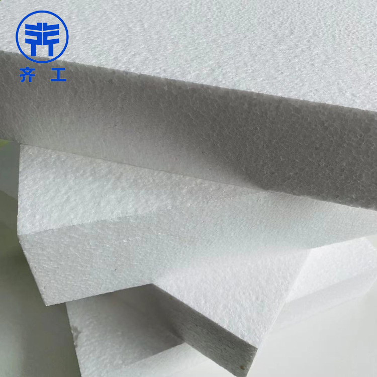   　　xps擠塑板在建筑領(lǐng)域的應(yīng)用比較廣泛。下面給大家分享一些相關(guān)知識。  　　xps擠塑板優(yōu)點(diǎn)是什么：  　　XPS擠塑板采用聚苯乙烯擠出工藝生產(chǎn)，生產(chǎn)的板材為蜂窩狀閉孔結(jié)構(gòu)，不透氣，不滲漏，因此其保溫隔熱，防水防潮效果非常好，除了材質(zhì)輕、強(qiáng)度高外，按體積每立方米僅重30公斤，但其強(qiáng)度至少可以達(dá)到250kpa，更多的可以達(dá)到550kpa。這是普通板材無法達(dá)到的指標(biāo)值。  　　因?yàn)閄PS擠塑板具有隔熱、防水、防潮、輕便、抗壓等特點(diǎn)，被廣泛應(yīng)用于各個行業(yè)。如建筑設(shè)施的外墻保溫，特別是外墻和平屋面的保溫處理，都是xps擠塑板的適用范圍。外墻掛板應(yīng)重量輕，阻燃性能好，B1、B2級外墻掛板在火災(zāi)事故發(fā)生時預(yù)防變?yōu)榭扇嘉镔|(zhì)，引發(fā)安全事故，在當(dāng)前追求低碳、生態(tài)、環(huán)保的自然環(huán)境下，外墻掛板既可以回收利用廢塑料，也可以為建筑增加一層保溫層，節(jié)約能源。  　　xps擠塑板主要用途和應(yīng)用領(lǐng)域。  　　xps擠塑板可用作地面鋪裝、機(jī)場道路和高速公路的地基等。擠壓板防水防潮，不易變質(zhì)或滲水，合理有效減緩道路滲漏造成的路基塌陷。  　　擠塑板是冷庫建設(shè)中不可缺少的材料。它不僅起到保溫隔熱的作用，而且由于擠塑板表面的微孔結(jié)構(gòu)，可以吸收和緩沖少量水蒸氣凝結(jié)，減少水滴的形成。冷庫專用冷庫保溫板需要非常高的厚度，10cm以上。因此，在冷庫建設(shè)中，通常采用兩層冷庫保溫板。一是增加厚度，二是將兩層塑料擠塑板交錯排列，以增加保溫性能，避免溫度損失。  　　地板外墻也可以用阻燃板保溫。  　　xps擠塑板現(xiàn)在更多地用于家居裝飾。首先，擠塑板不是很硬，在室內(nèi)，踩人的腳會有一定的緩沖。腳感特別舒服，沒有那么硬，我們稱之為地墊寶。地墊寶就是這么一個目的，它是一種比外墻擠塑板更強(qiáng)、更大、更薄、不含阻燃劑的擠塑板。  　　以室內(nèi)放置家具為主，還需要做好經(jīng)年累月的活動踩踏，需要相應(yīng)的強(qiáng)度;擠塑板采用蜂窩閉孔框架，確保只能使用薄層。自帶更好的保溫、防水、防潮效果，室內(nèi)地板有限。與家裝相比，地基越薄，空間環(huán)境越大，活動越舒適。擠塑板在室內(nèi)一般來說是2公分厚，厚度就夠用。